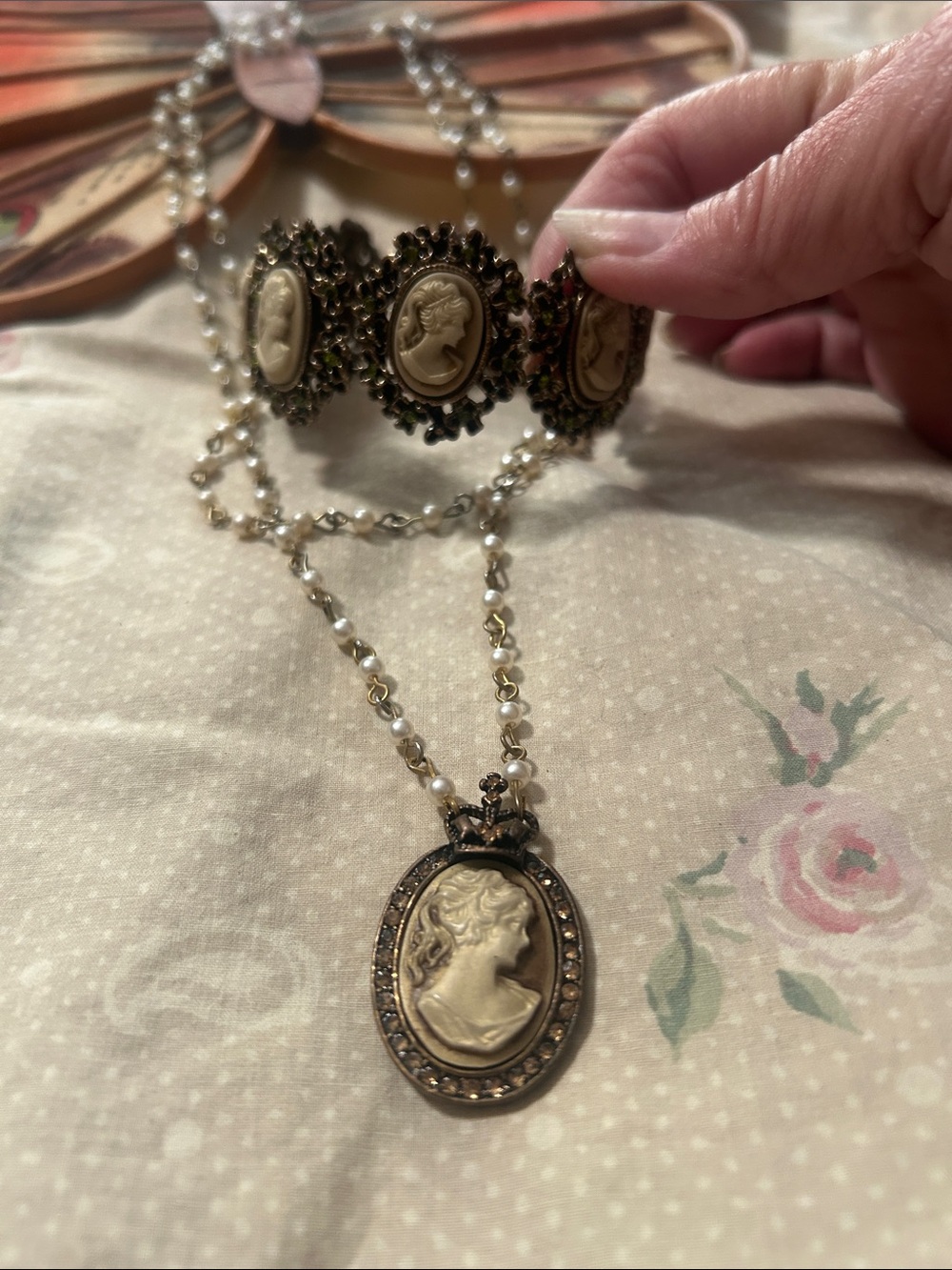 Vintage-Style Cameo Pendant Necklace and Bracelet Set - Antique Gold Brassy